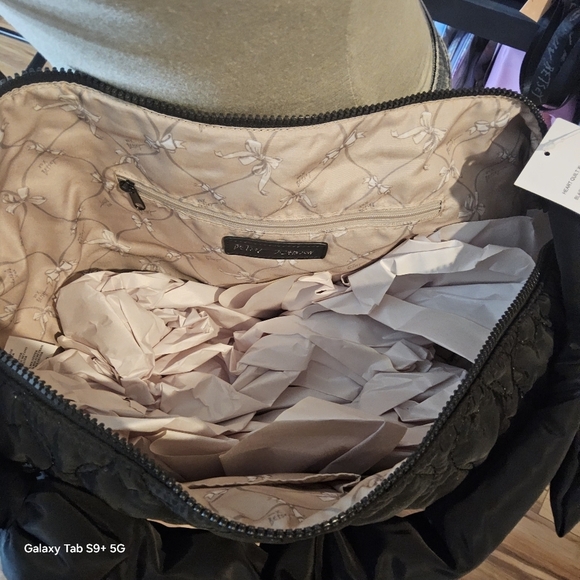 BETSEY JOHNSON BLACK NYLON QUILTED HEARTS XLARGE SLING BAG w/BOWS - Picture 11 of 12